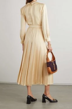 GUCCI Hemdblusenkleid Aus Glänzender Faille Mit Falten Und Gürtel ,Creme -Offizielle GUCCI Website w920 q60 1001