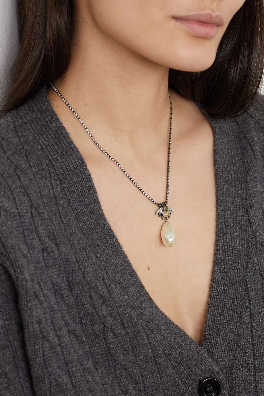 GUCCI Goldfarbene Kette Mit Kristallen Und Kunstperlen 2 GUCCI Goldfarbene Kette Mit Kristallen Und Kunstperlen – Bild 2