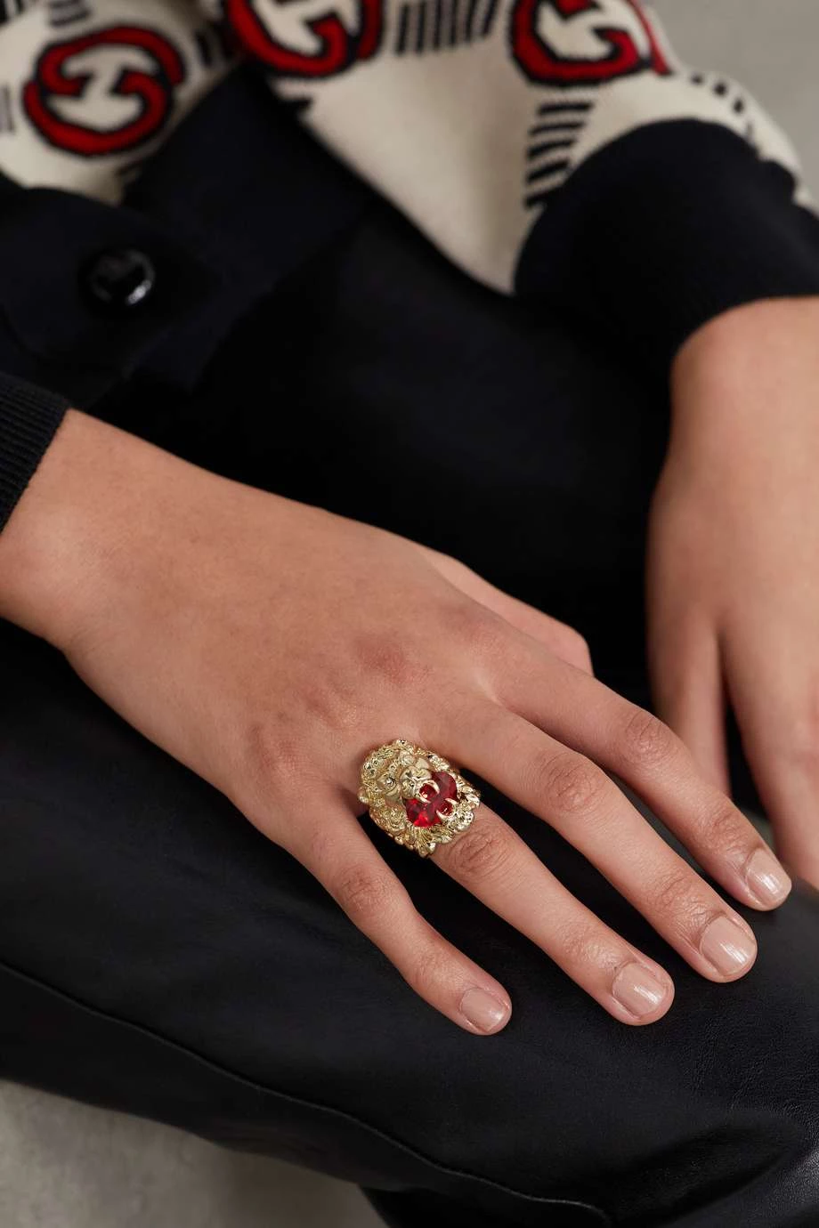 GUCCI Goldfarbener Ring Mit Kristallen 2 GUCCI Goldfarbener Ring Mit Kristallen – Bild 2