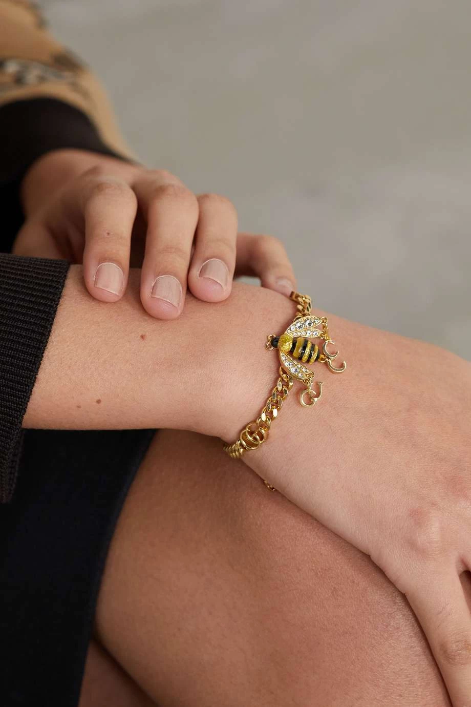 GUCCI Goldfarbenes Armband Mit Kristallen Und Emaille 2 GUCCI Goldfarbenes Armband Mit Kristallen Und Emaille – Bild 2