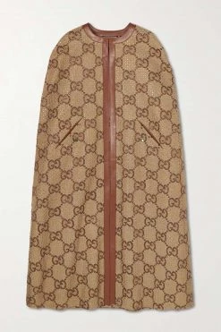 Offizielle GUCCI Website 24 GUCCI Aria Wendbares Cape Aus Canvas Aus Einer Baumwollmischung Mit Jacquard-Muster Und Lederbesätzen ,Camel