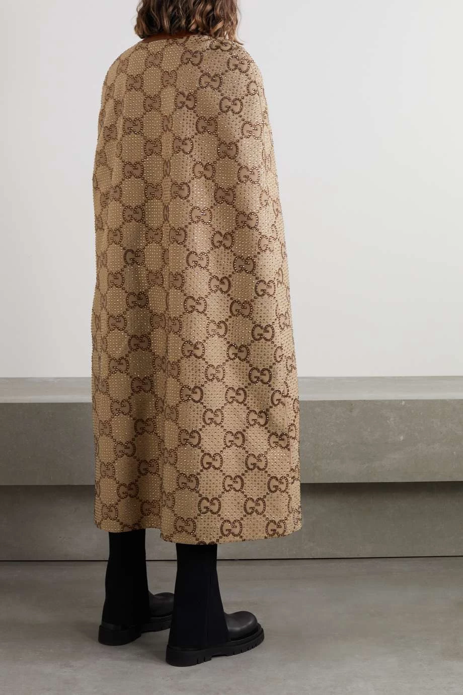 GUCCI Aria Wendbares Cape Aus Canvas Aus Einer Baumwollmischung Mit Jacquard-Muster Und Lederbesätzen ,Camel 3 GUCCI Aria Wendbares Cape Aus Canvas Aus Einer Baumwollmischung Mit Jacquard-Muster Und Lederbesätzen ,Camel – Bild 3