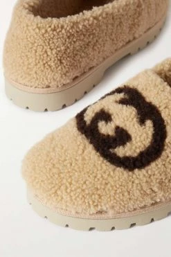 GUCCI Elea Flache Schuhe Aus Shearling Mit Logoprint ,Beige -Offizielle GUCCI Website w920 q60 1195