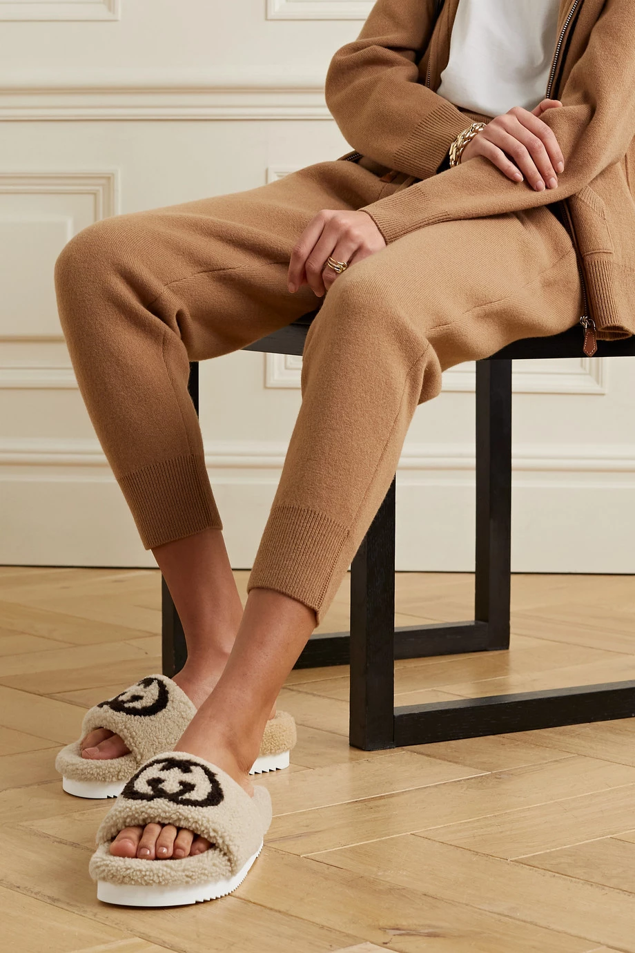 GUCCI Eileen Pantoletten Aus Shearling Mit Logoprint ,Beige 2 GUCCI Eileen Pantoletten Aus Shearling Mit Logoprint ,Beige – Bild 2