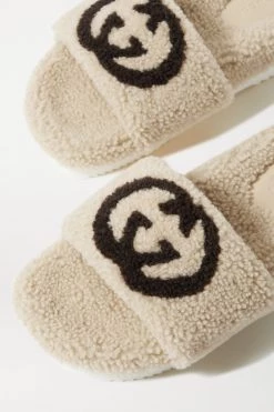 GUCCI Eileen Pantoletten Aus Shearling Mit Logoprint ,Beige 8 GUCCI Eileen Pantoletten Aus Shearling Mit Logoprint ,Beige -Offizielle GUCCI Website w920 q60 1210