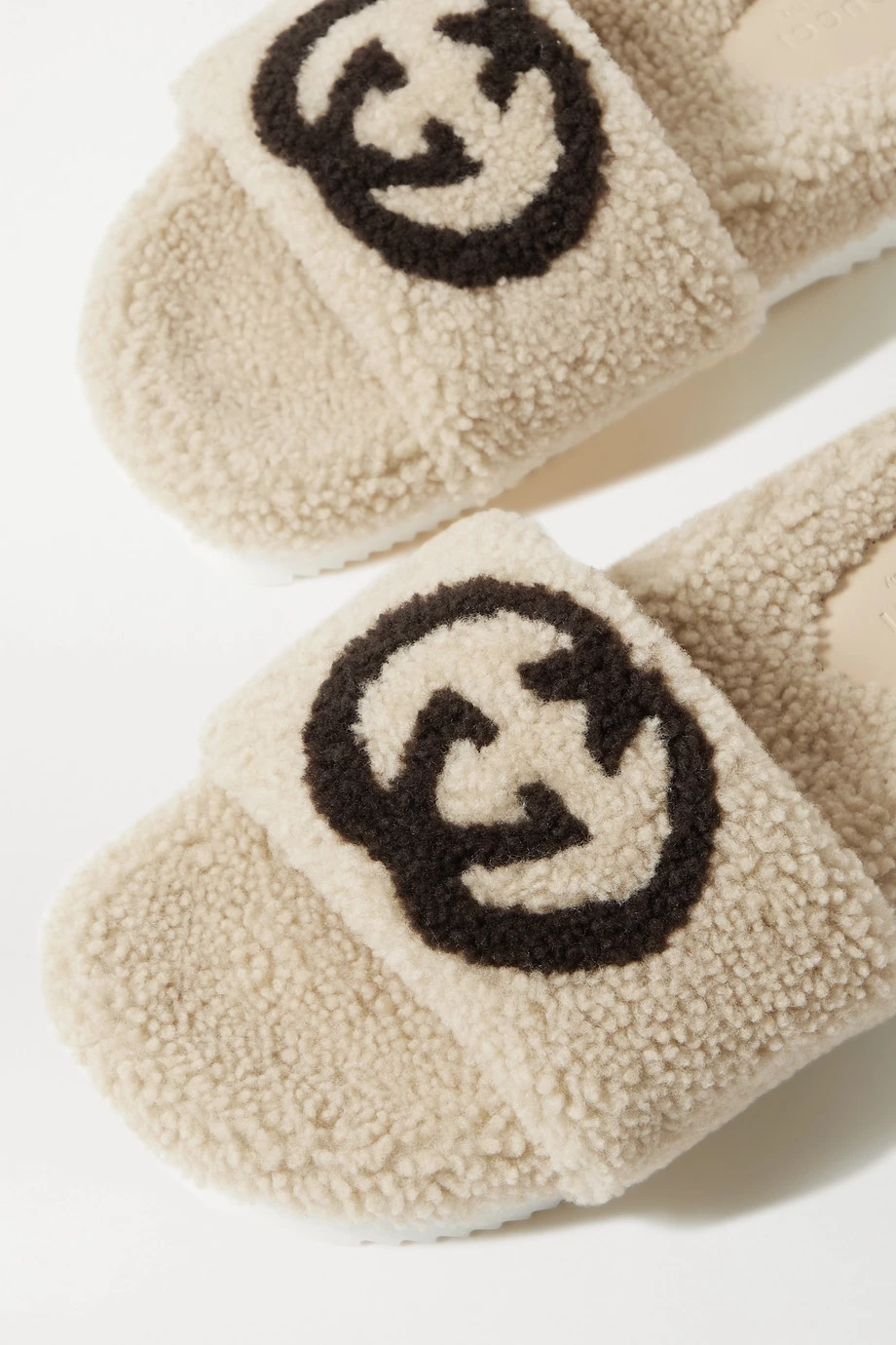 GUCCI Eileen Pantoletten Aus Shearling Mit Logoprint ,Beige 4 GUCCI Eileen Pantoletten Aus Shearling Mit Logoprint ,Beige – Bild 4