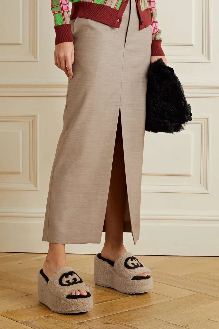 GUCCI Elea Pantoletten Aus Shearling Mit Intarsienlogo Und Plateau ,Beige 2 GUCCI Elea Pantoletten Aus Shearling Mit Intarsienlogo Und Plateau ,Beige – Bild 2