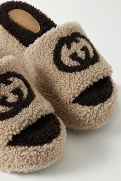 GUCCI Elea Pantoletten Aus Shearling Mit Intarsienlogo Und Plateau ,Beige 7 GUCCI Elea Pantoletten Aus Shearling Mit Intarsienlogo Und Plateau ,Beige -Offizielle GUCCI Website w920 q60 1219