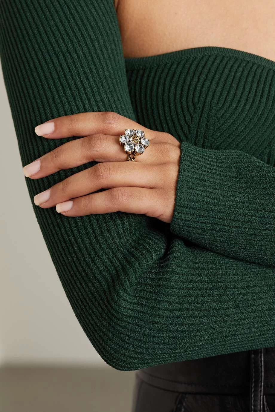 GUCCI GG Marmont Goldfarbener Ring Mit Kristallen 2 GUCCI GG Marmont Goldfarbener Ring Mit Kristallen – Bild 2