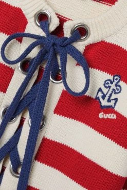 GUCCI Love Parade Gestreifter Pullover Aus Baumwolle Mit Schnürung Und Applikation ,Rot -Offizielle GUCCI Website w920 q60 13