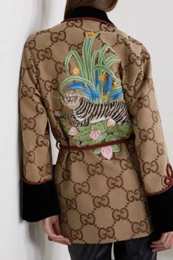 GUCCI Chinese New Year Jacke Aus Besticktem Canvas Mit Jacquard-Muster, Samtbesätzen Und Posamenten ,Braun -Offizielle GUCCI Website w920 q60 1348
