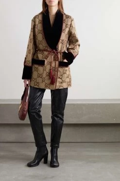 GUCCI Chinese New Year Jacke Aus Besticktem Canvas Mit Jacquard-Muster, Samtbesätzen Und Posamenten ,Braun -Offizielle GUCCI Website w920 q60 1350