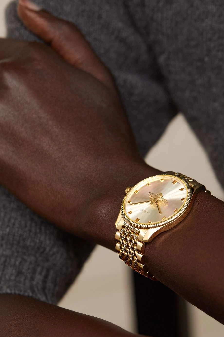 GUCCI G-Timeless 29 Mm Uhr Mit Goldfarbener PVD-Beschichtung 2 GUCCI G-Timeless 29 Mm Uhr Mit Goldfarbener PVD-Beschichtung – Bild 2