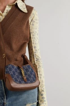GUCCI Jackie 1961 Mini Schultertasche Aus Bio-Denim Mit Jacquard-Muster Und Lederbesätzen ,Blau -Offizielle GUCCI Website w920 q60 1437