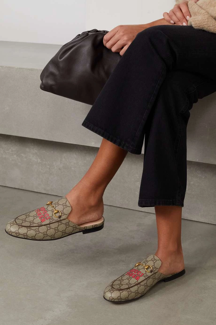 GUCCI Princetown Slippers Aus Beschichtetem Canvas Mit Print Und Horsebit-Detail ,Grau 2 GUCCI Princetown Slippers Aus Beschichtetem Canvas Mit Print Und Horsebit-Detail ,Grau – Bild 2
