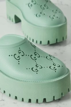 GUCCI Elea Mules Aus Perforiertem Gummi Mit Plateau ,Graugrün -Offizielle GUCCI Website w920 q60 153