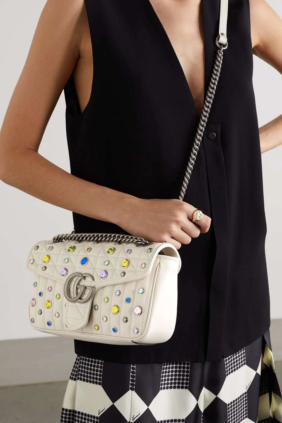 GUCCI GG Marmont 2.0 Kleine Schultertasche Aus Gestepptem Leder Mit Kristallen ,Weiß 2 GUCCI GG Marmont 2.0 Kleine Schultertasche Aus Gestepptem Leder Mit Kristallen ,Weiß – Bild 2