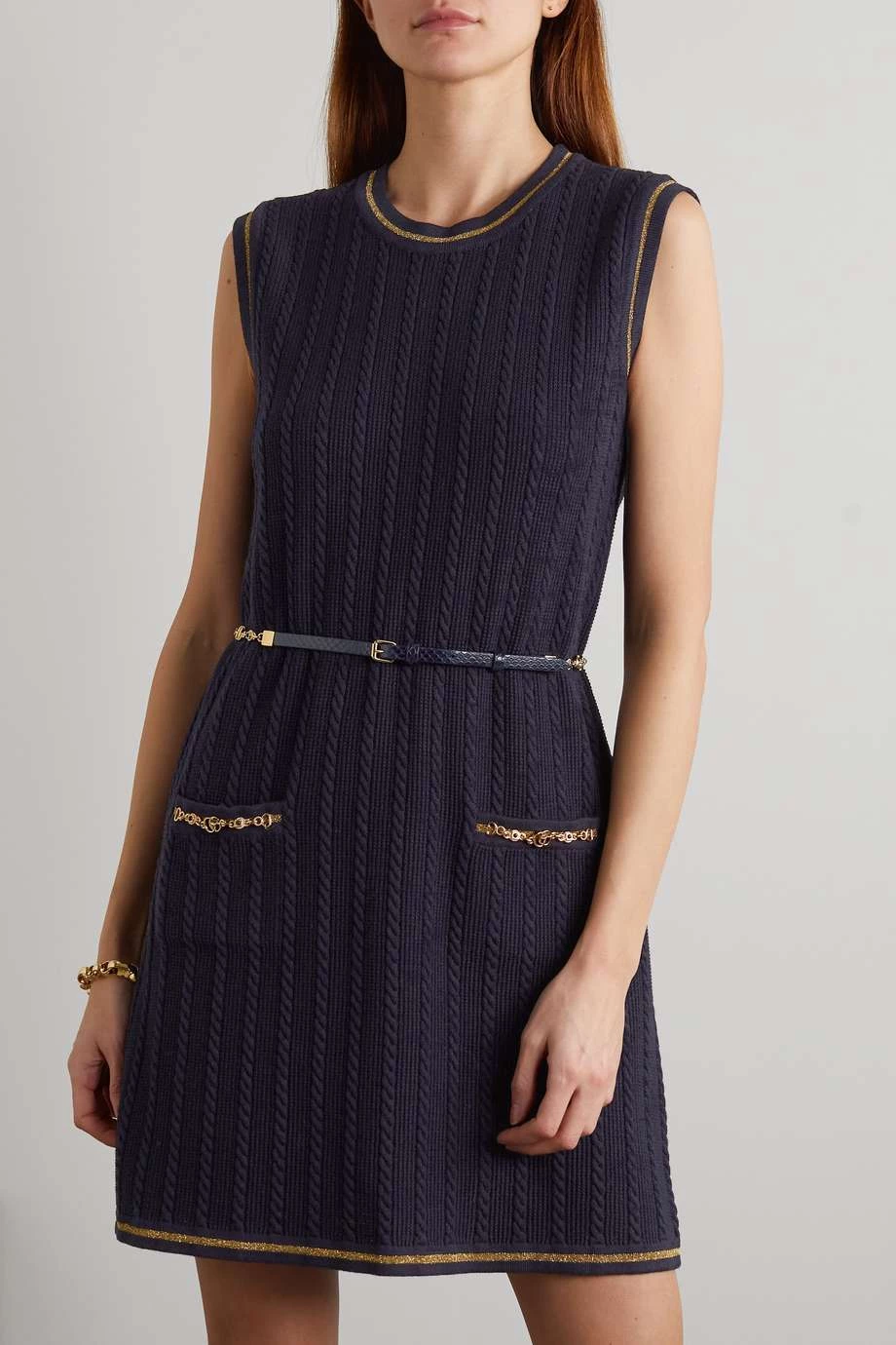 GUCCI Verziertes Minikleid Aus Einer Woll-Baumwollmischung In Zopfstrick Mit Gürtel ,Navy 3 GUCCI Verziertes Minikleid Aus Einer Woll-Baumwollmischung In Zopfstrick Mit Gürtel ,Navy – Bild 3