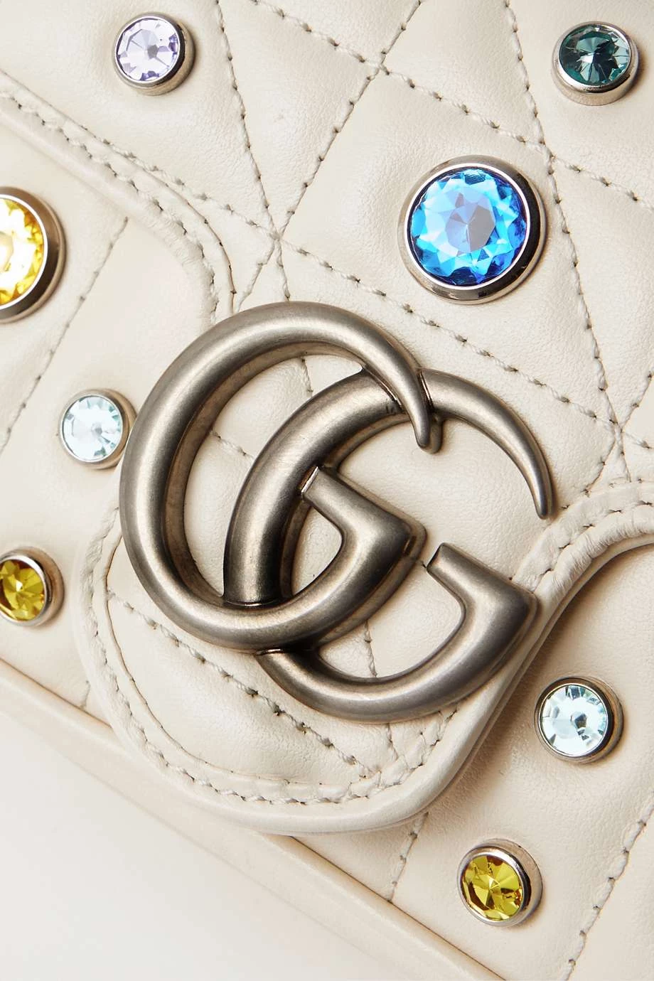 GUCCI GG Marmont Super Mini Schultertasche Aus Gestepptem Leder Mit Verzierungen ,Weiß 4 GUCCI GG Marmont Super Mini Schultertasche Aus Gestepptem Leder Mit Verzierungen ,Weiß – Bild 4