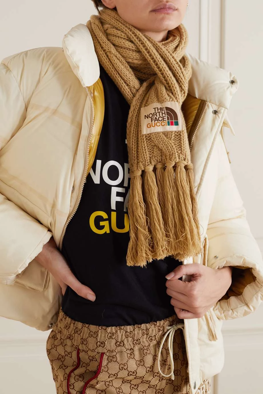 GUCCI + The North Face Schal Aus Wolle In Zopfstrick Mit Applikation Und Fransen ,Sand 2 GUCCI + The North Face Schal Aus Wolle In Zopfstrick Mit Applikation Und Fransen ,Sand – Bild 2