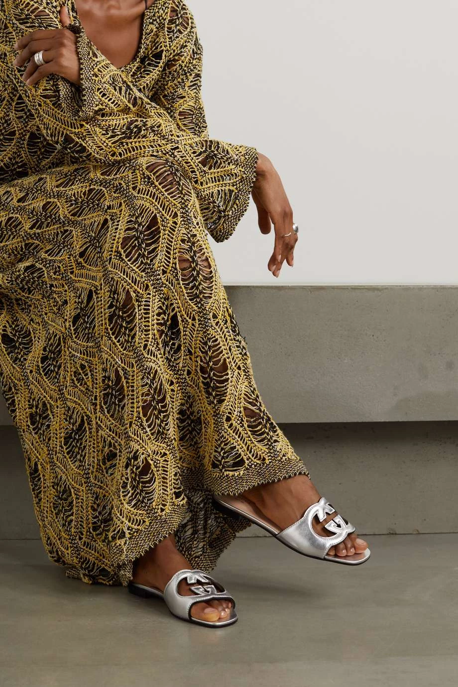 GUCCI Beloved Pantoletten Aus Metallic-Leder Mit Cut-out ,Silber 2 GUCCI Beloved Pantoletten Aus Metallic-Leder Mit Cut-out ,Silber – Bild 2