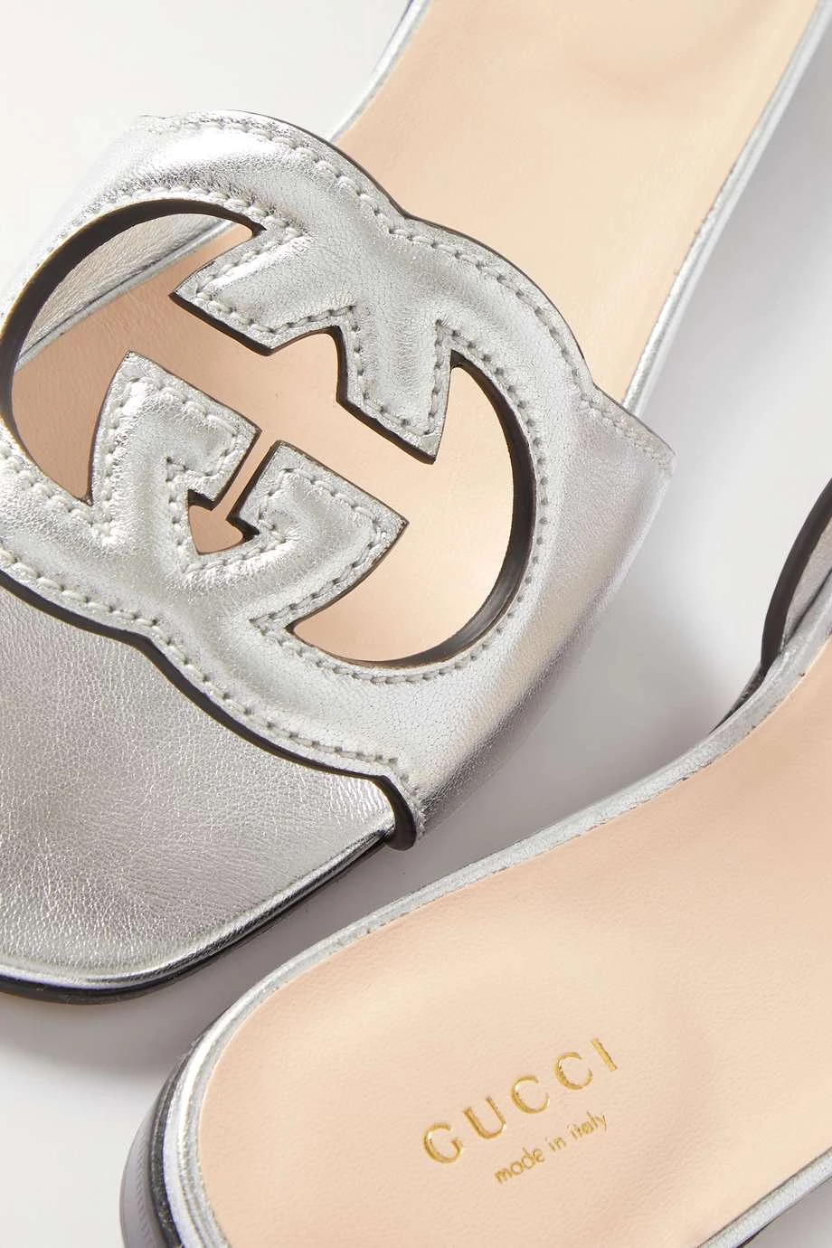 GUCCI Beloved Pantoletten Aus Metallic-Leder Mit Cut-out ,Silber 4 GUCCI Beloved Pantoletten Aus Metallic-Leder Mit Cut-out ,Silber – Bild 4