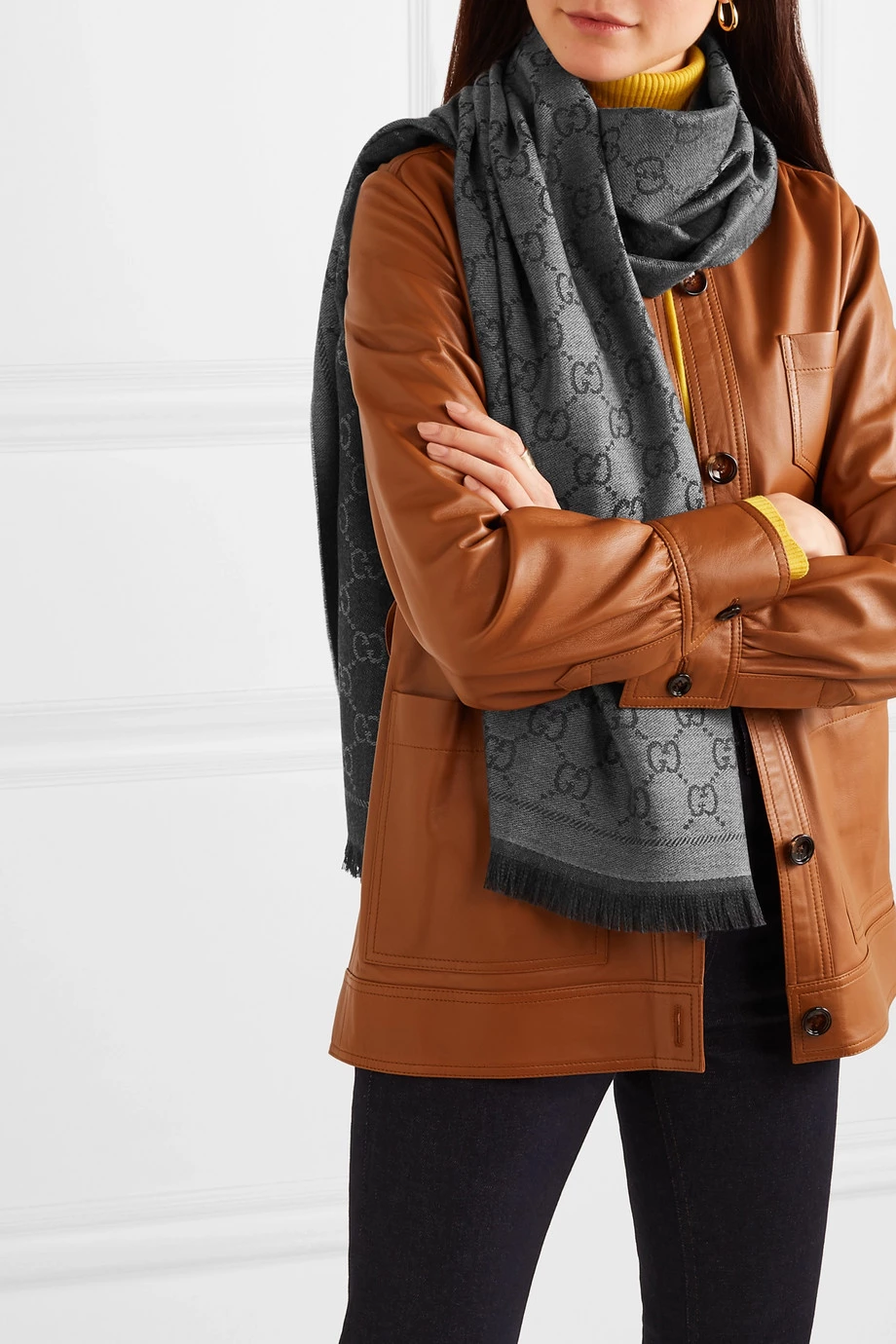 GUCCI + NET SUSTAIN Sten Wendbares Tuch Aus Biowoll-Jacquard Mit Fransen ,Anthrazit 2 GUCCI + NET SUSTAIN Sten Wendbares Tuch Aus Biowoll-Jacquard Mit Fransen ,Anthrazit – Bild 2