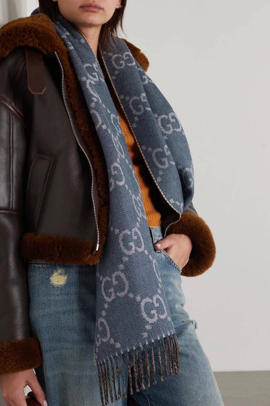 GUCCI Wendbarer Schal Aus Wolle Mit Logo-Jacquard Und Fransen ,Navy 2 GUCCI Wendbarer Schal Aus Wolle Mit Logo-Jacquard Und Fransen ,Navy – Bild 2