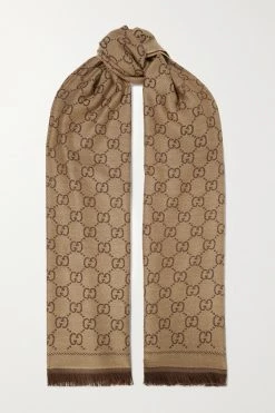 Offizielle GUCCI Website 28 GUCCI + NET SUSTAIN Sten Wendbares Tuch Aus Biowoll-Jacquard Mit Fransen ,Braun
