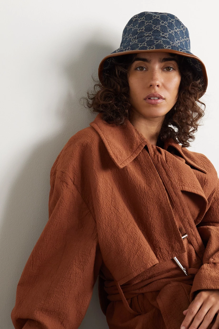 GUCCI Fischerhut Aus Denim Mit Jacquard-Muster Und Lederbesatz ,Blau 2 GUCCI Fischerhut Aus Denim Mit Jacquard-Muster Und Lederbesatz ,Blau – Bild 2