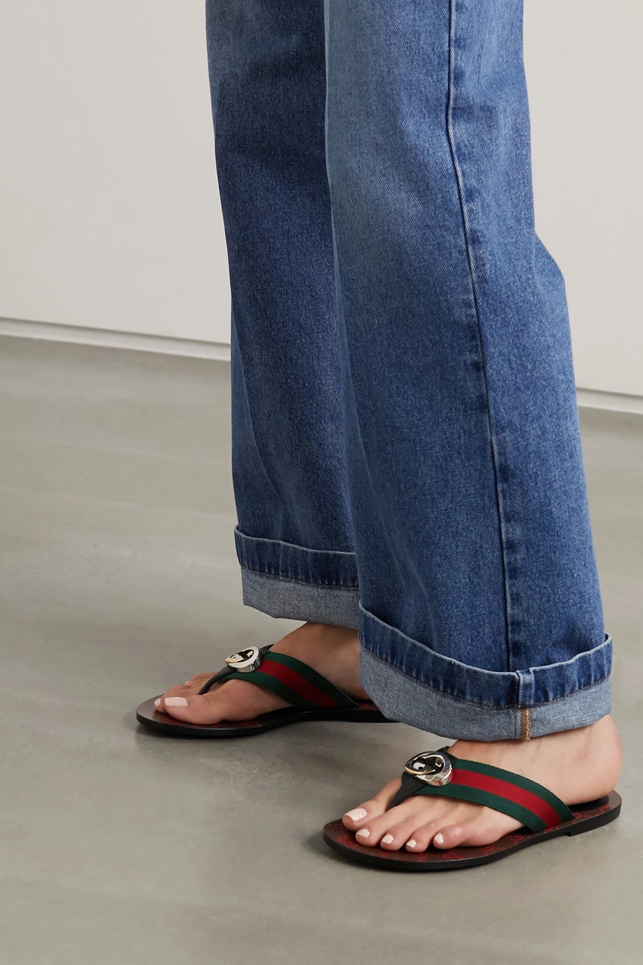 GUCCI Kika Zehensandalen Aus Leder Und Gestreiftem Canvas Mit Logoverzierung ,Braun 2 GUCCI Kika Zehensandalen Aus Leder Und Gestreiftem Canvas Mit Logoverzierung ,Braun – Bild 2