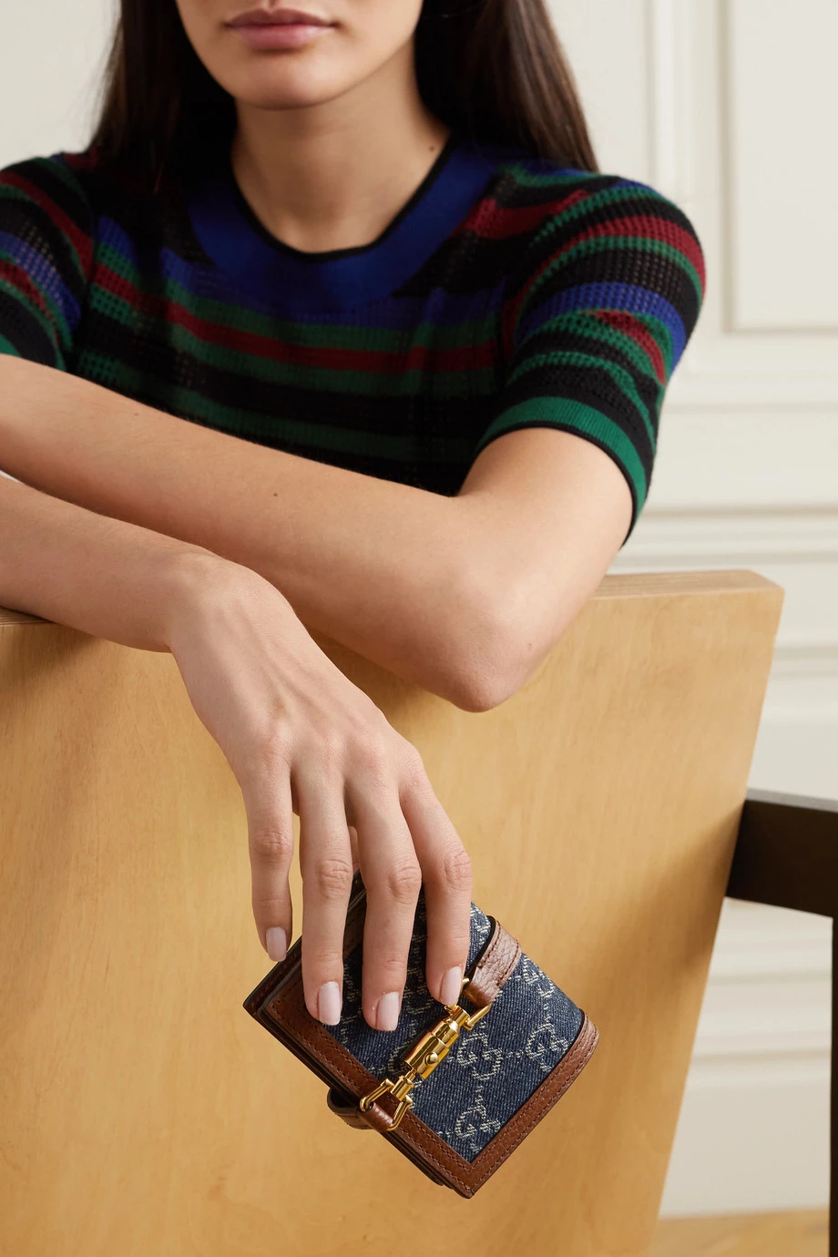 GUCCI Jackie 1961 Portemonnaie Aus Bio-Denim Mit Jacquard-Muster Und Besätzen Aus Strukturiertem Leder ,Blau 2 GUCCI Jackie 1961 Portemonnaie Aus Bio-Denim Mit Jacquard-Muster Und Besätzen Aus Strukturiertem Leder ,Blau – Bild 2