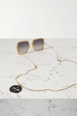 GUCCI EYEWEAR Goldfarbene Oversized-Sonnenbrille Mit Eckigem Rahmen Und Verzierung 8 GUCCI EYEWEAR Goldfarbene Oversized-Sonnenbrille Mit Eckigem Rahmen Und Verzierung -Offizielle GUCCI Website w920 q60 2753