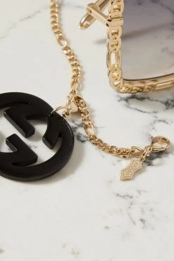 GUCCI EYEWEAR Goldfarbene Oversized-Sonnenbrille Mit Eckigem Rahmen Und Verzierung 9 GUCCI EYEWEAR Goldfarbene Oversized-Sonnenbrille Mit Eckigem Rahmen Und Verzierung -Offizielle GUCCI Website w920 q60 2754