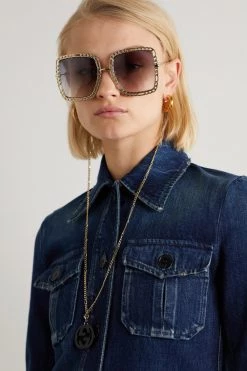 GUCCI EYEWEAR Goldfarbene Oversized-Sonnenbrille Mit Eckigem Rahmen Und Verzierung 11 GUCCI EYEWEAR Goldfarbene Oversized-Sonnenbrille Mit Eckigem Rahmen Und Verzierung -Offizielle GUCCI Website w920 q60 2756