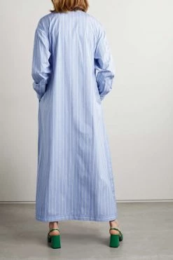 GUCCI Love Parade Maxi-Hemdblusenkleid Aus Gestreifter Baumwollpopeline Mit Spitzenbesatz Und Verzierungen ,Blau -Offizielle GUCCI Website w920 q60 278