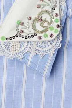 GUCCI Love Parade Maxi-Hemdblusenkleid Aus Gestreifter Baumwollpopeline Mit Spitzenbesatz Und Verzierungen ,Blau -Offizielle GUCCI Website w920 q60 279