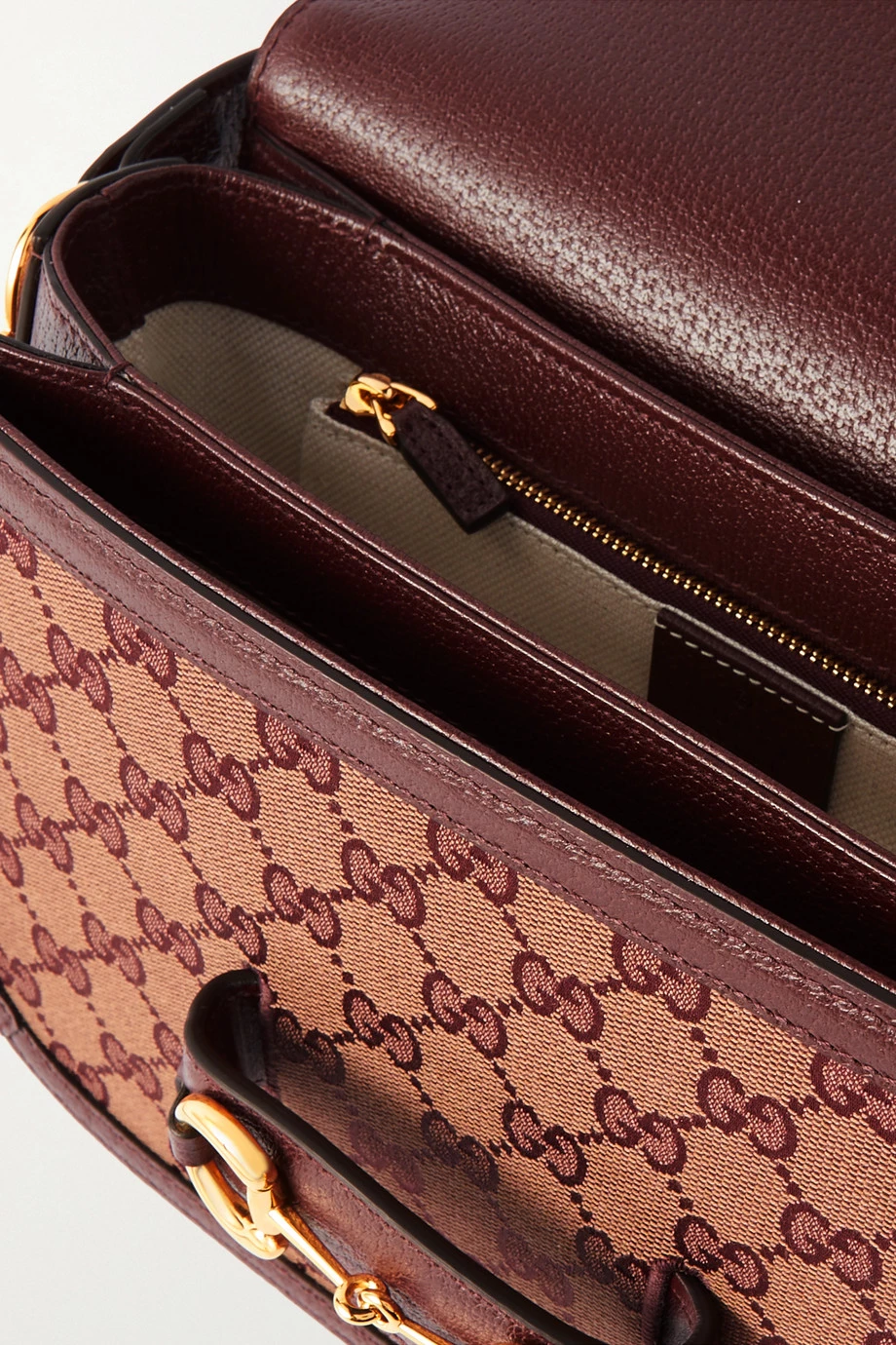 GUCCI Horsebit 1955 Bedruckte Schultertasche Aus Beschichtetem Canvas Mit Lederbesätzen ,Burgunder 5 GUCCI Horsebit 1955 Bedruckte Schultertasche Aus Beschichtetem Canvas Mit Lederbesätzen ,Burgunder – Bild 5