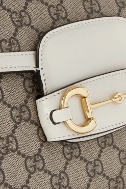 GUCCI Horsebit 1955 Kleine Bedruckte Schultertasche Aus Beschichtetem Canvas Mit Lederbesätzen ,Weiß 8 GUCCI Horsebit 1955 Kleine Bedruckte Schultertasche Aus Beschichtetem Canvas Mit Lederbesätzen ,Weiß -Offizielle GUCCI Website w920 q60 3190