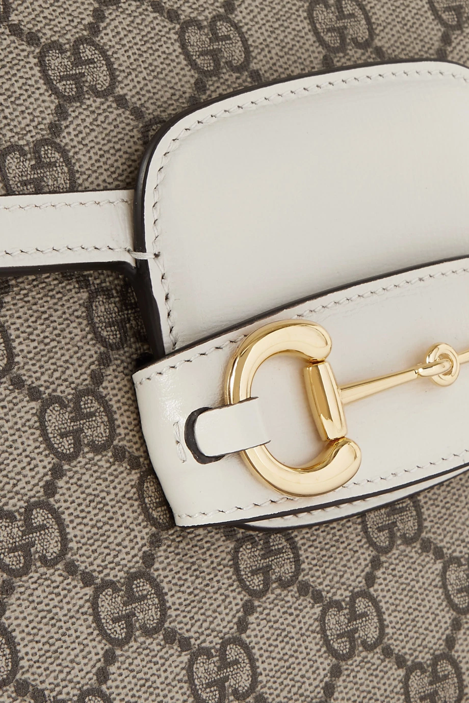 GUCCI Horsebit 1955 Kleine Bedruckte Schultertasche Aus Beschichtetem Canvas Mit Lederbesätzen ,Weiß 4 GUCCI Horsebit 1955 Kleine Bedruckte Schultertasche Aus Beschichtetem Canvas Mit Lederbesätzen ,Weiß – Bild 4