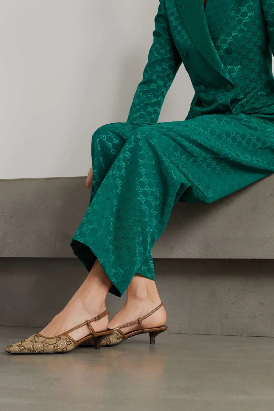 GUCCI Slingback-Pumps Aus Canvas Mit Lederbesätzen Und Kristallen ,Beige 2 GUCCI Slingback-Pumps Aus Canvas Mit Lederbesätzen Und Kristallen ,Beige – Bild 2