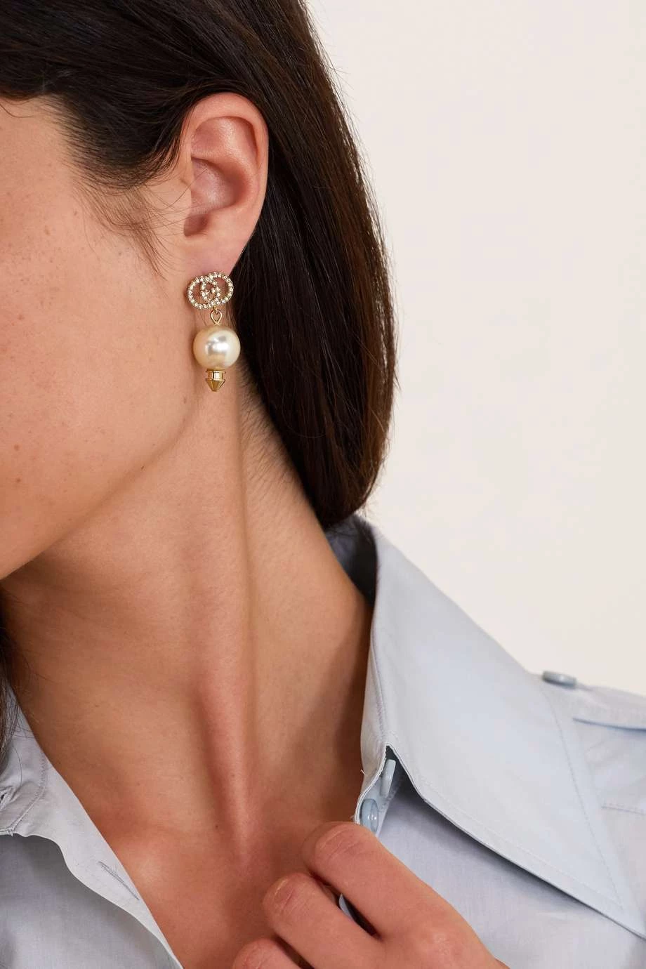 GUCCI GG Goldfarbene Ohrringe Mit Kristallen Und Kunstperlen 2 GUCCI GG Goldfarbene Ohrringe Mit Kristallen Und Kunstperlen – Bild 2