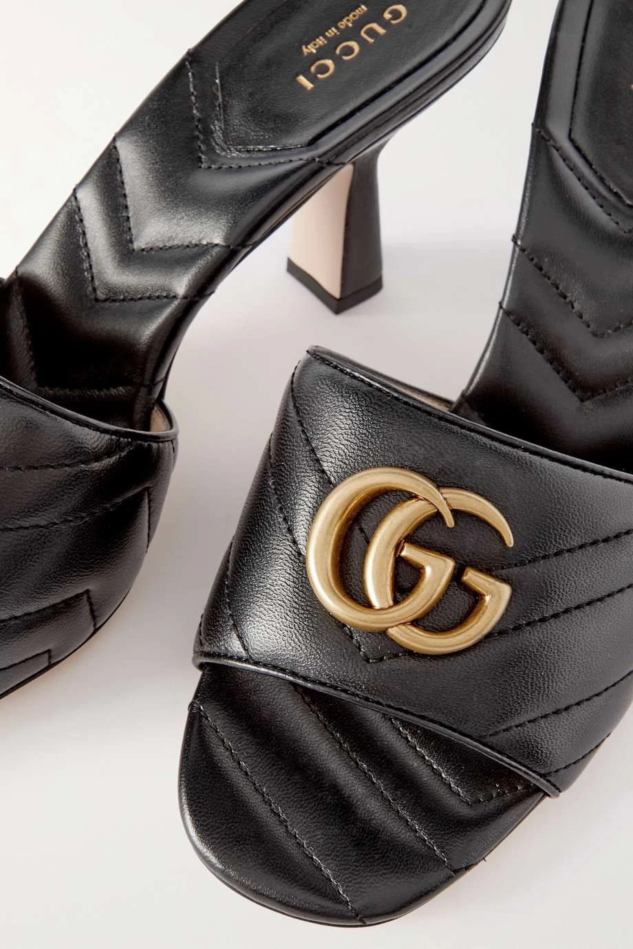 GUCCI Marmont Mules Aus Gestepptem Leder Mit Logoverzierung ,Schwarz 4 GUCCI Marmont Mules Aus Gestepptem Leder Mit Logoverzierung ,Schwarz – Bild 4