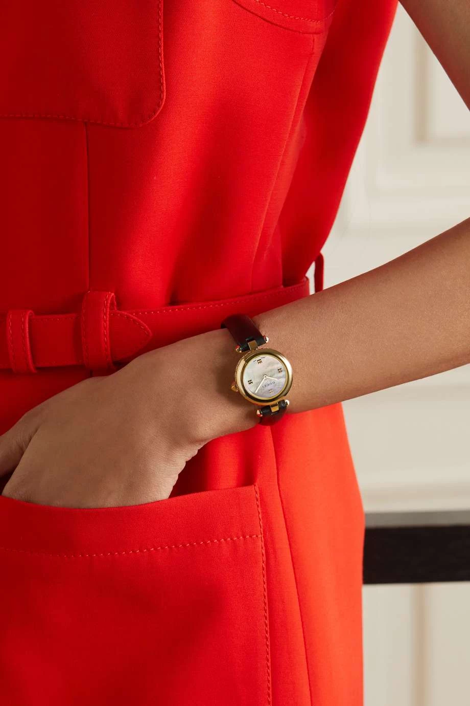 GUCCI Diamantissimas 27 Mm Uhr Mit Goldfarbener PVD-Beschichtung, Perlmutt Und Lederarmband 2 GUCCI Diamantissimas 27 Mm Uhr Mit Goldfarbener PVD-Beschichtung, Perlmutt Und Lederarmband – Bild 2