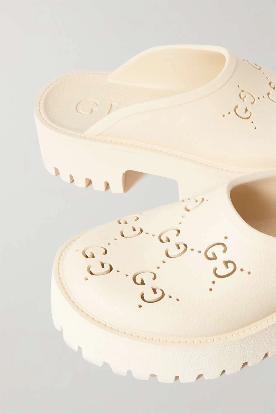GUCCI Elea Mules Aus Perforiertem Gummi Mit Plateau ,Creme 4 GUCCI Elea Mules Aus Perforiertem Gummi Mit Plateau ,Creme – Bild 4